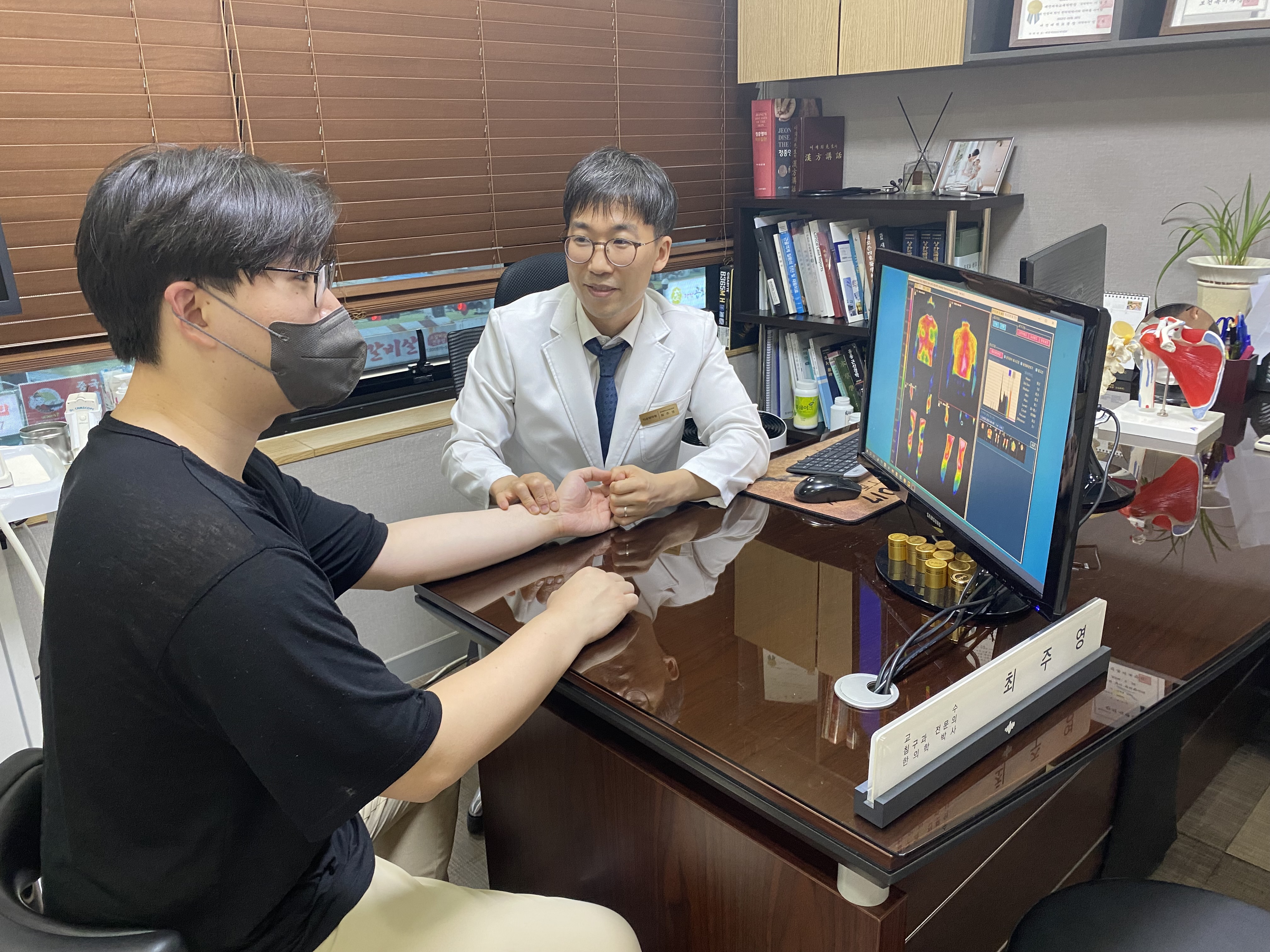 다온한의원 최주영 원장 진료 장면 - 체열진단 결과를 보며 맥진 상담